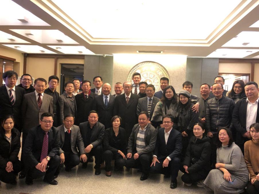福田康夫先生和清华孙文塾学员合影留念...